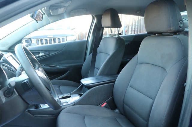 2017 Chevrolet Malibu LT Image 9 of 16