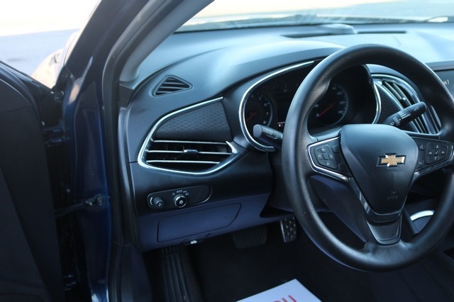 2017 Chevrolet Malibu LT Image 14 of 16