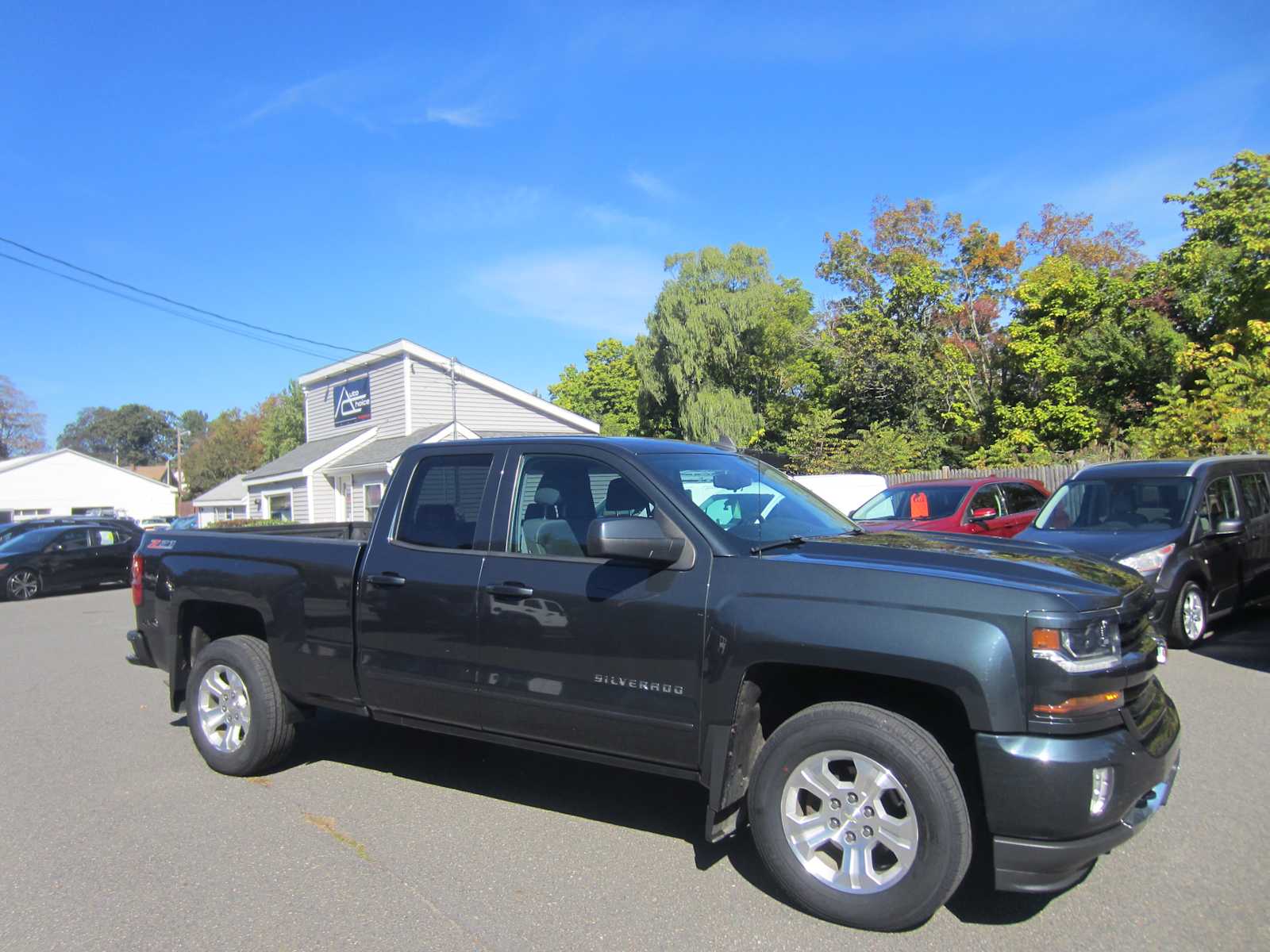2017 Chevrolet Silverado 1500 LT Image 3 of 23