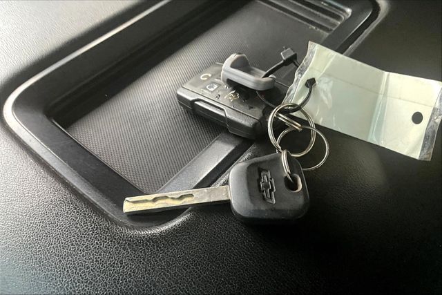 Vehicle image 23 of 33