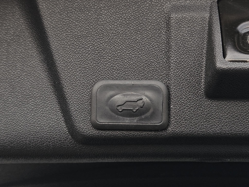 Vehicle image 10 of 40