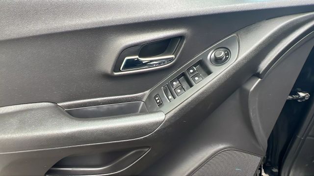 Vehicle image 23 of 34