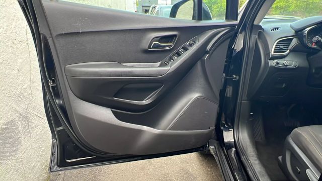 Vehicle image 22 of 34