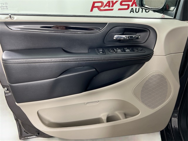 Vehicle image 25 of 28