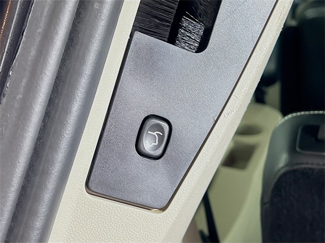 Vehicle image 20 of 28