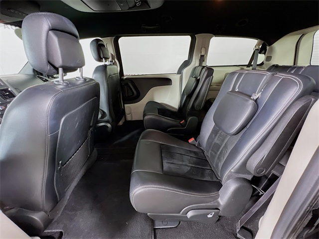 Vehicle image 16 of 28