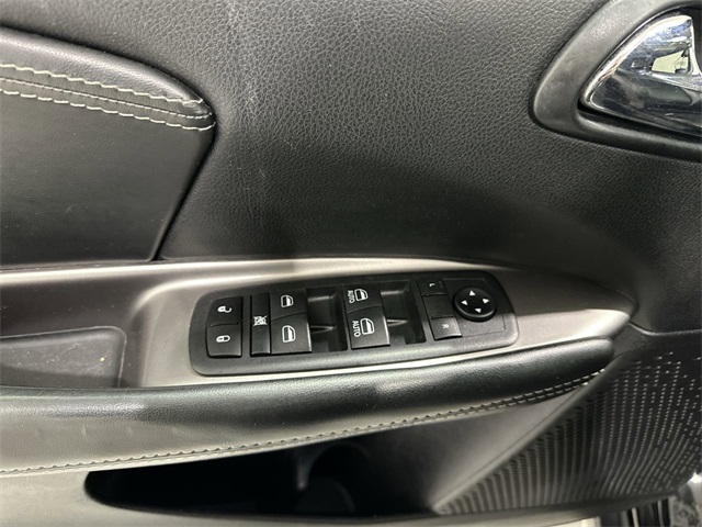 Vehicle image 25 of 36
