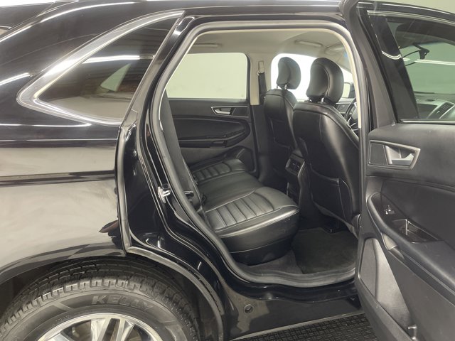 Vehicle image 23 of 33