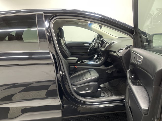 Vehicle image 28 of 33