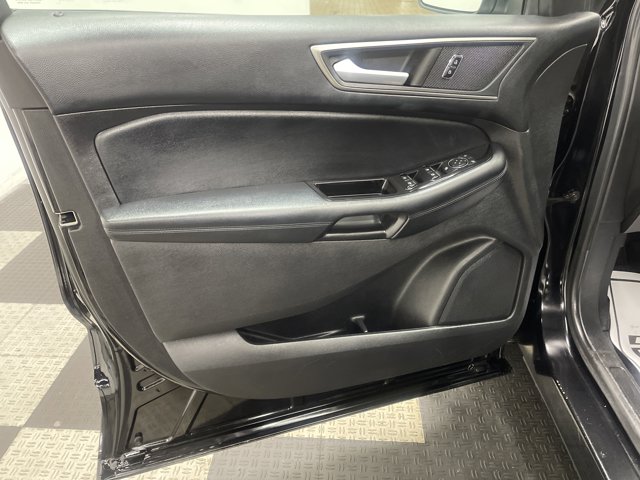 Vehicle image 16 of 33