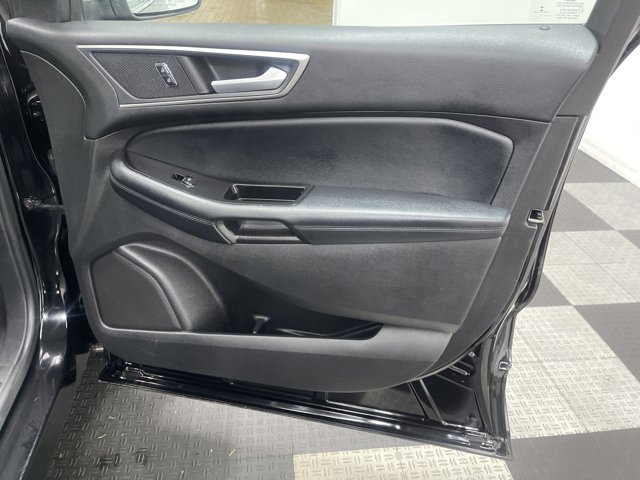 Vehicle image 27 of 33