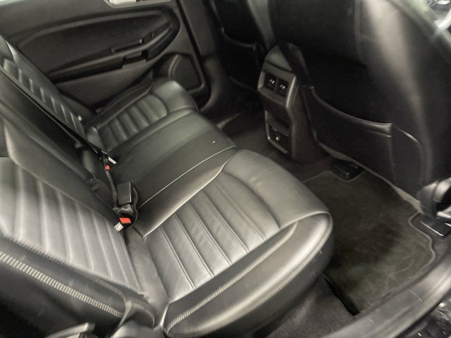 Vehicle image 25 of 33