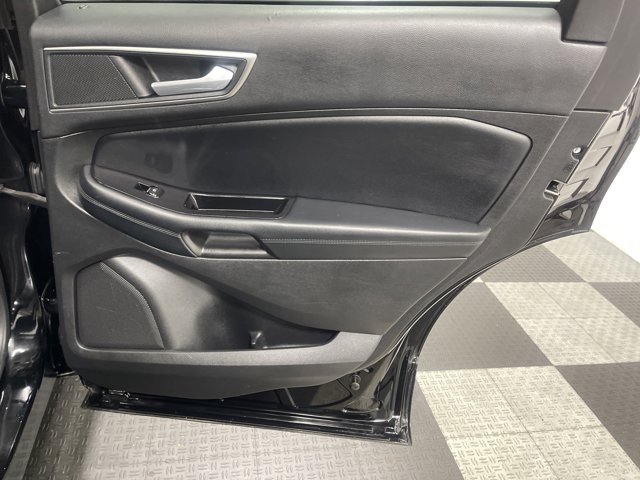 Vehicle image 22 of 33