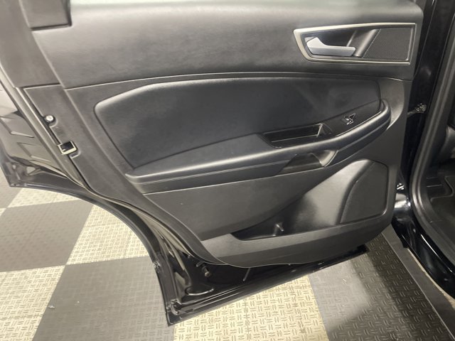 Vehicle image 19 of 33