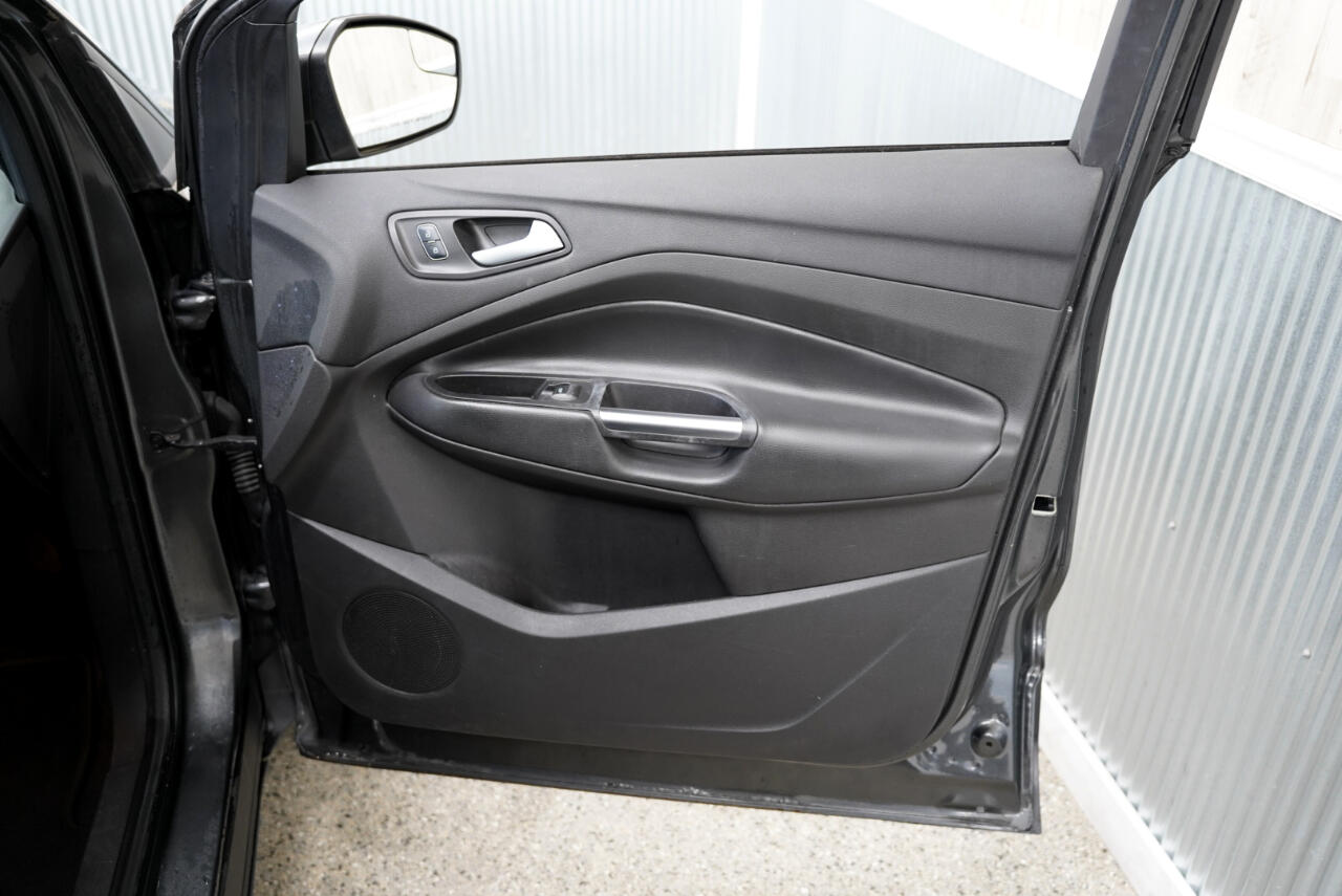 Vehicle image 37 of 40
