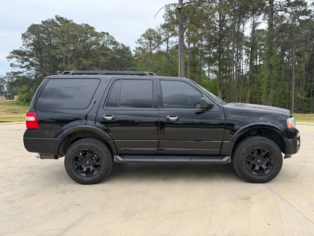 2017 Ford Expedition XLT Image 2 of 19