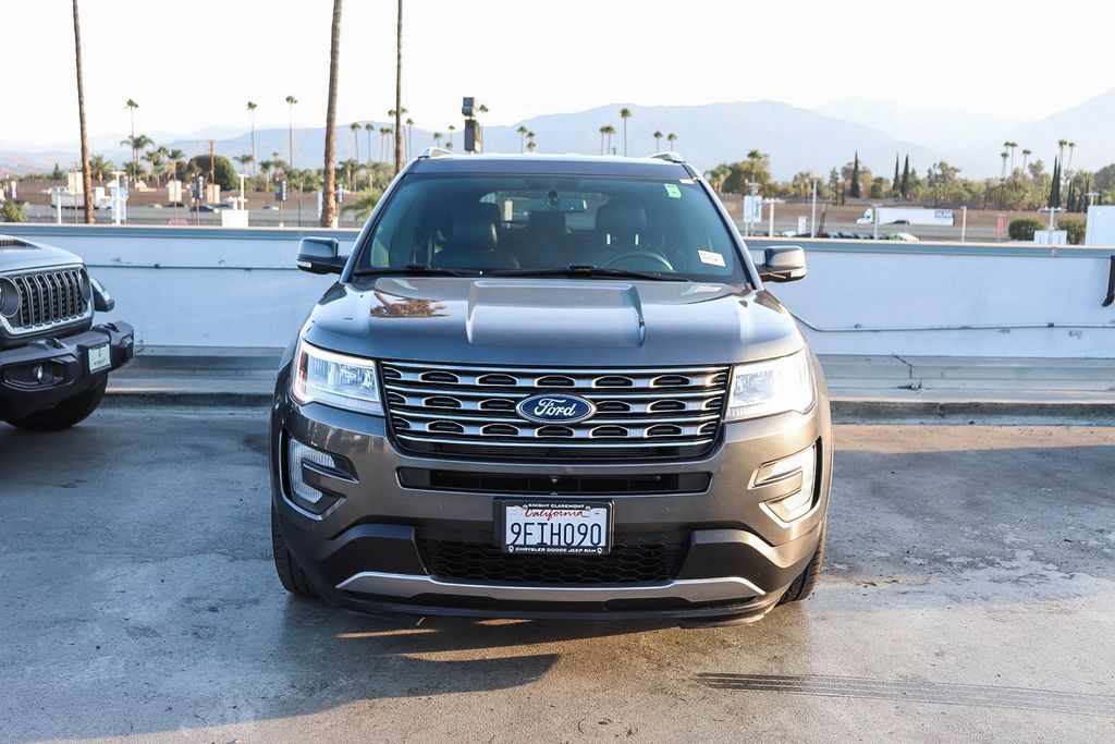 2017 Ford Explorer Limited Image 2 of 31