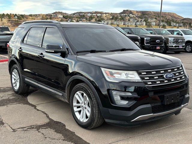 2017 Ford Explorer XLT Image 3 of 38