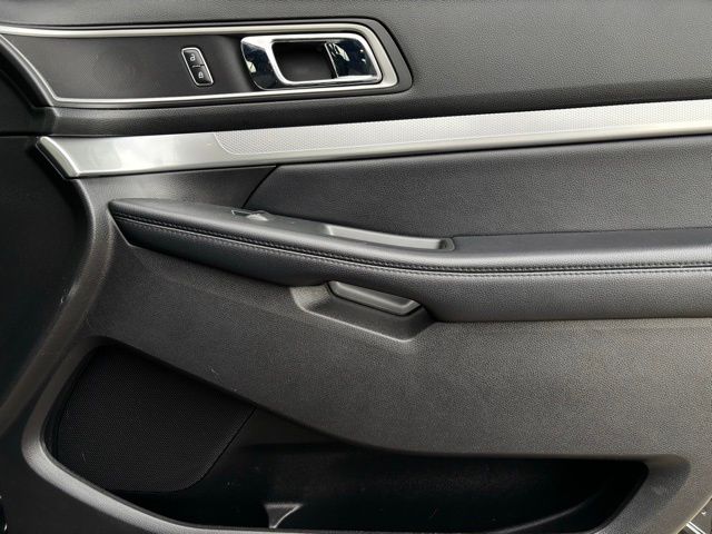 2017 Ford Explorer XLT Image 25 of 38