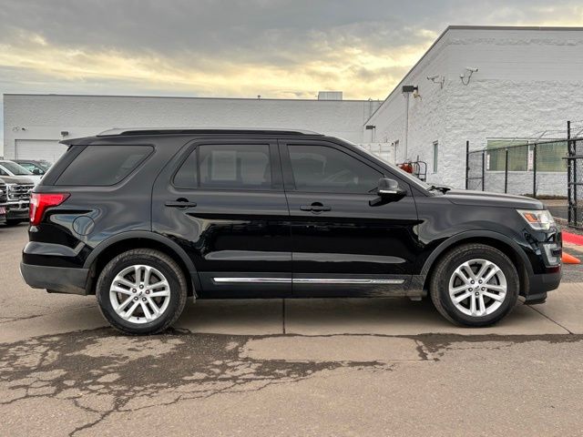 2017 Ford Explorer XLT Image 4 of 38