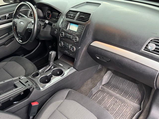 2017 Ford Explorer XLT Image 17 of 38