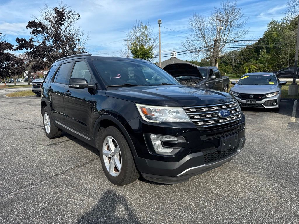 2017 Ford Explorer XLT Image 3 of 8