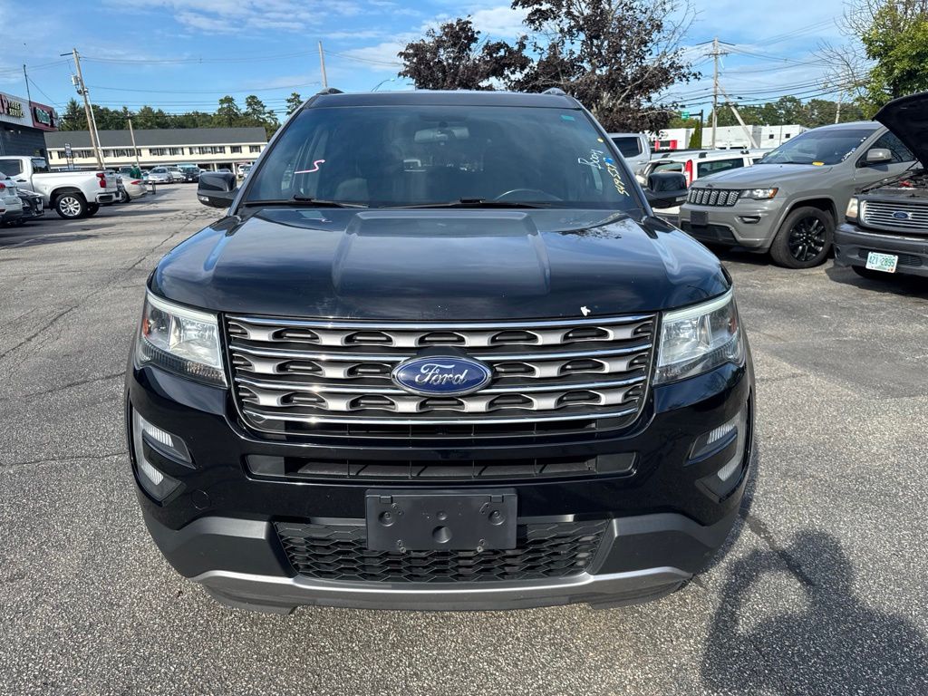 2017 Ford Explorer XLT Image 2 of 8
