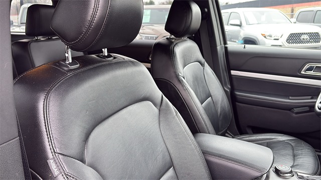 2017 Ford Explorer XLT Image 12 of 34