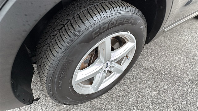 2017 Ford Explorer XLT Image 7 of 34