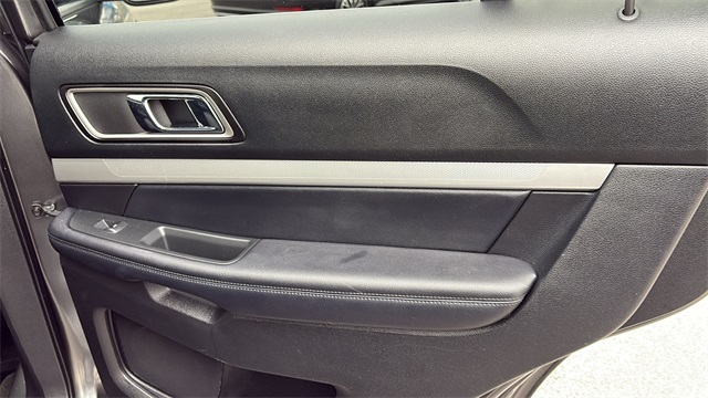 2017 Ford Explorer XLT Image 27 of 34