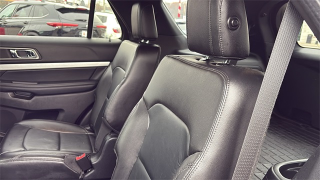 2017 Ford Explorer XLT Image 11 of 34