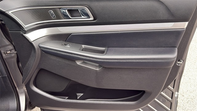 2017 Ford Explorer XLT Image 26 of 34