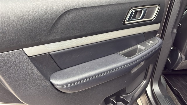 2017 Ford Explorer XLT Image 25 of 34