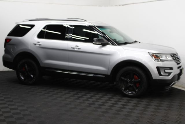 2017 Ford Explorer XLT Image 2 of 27