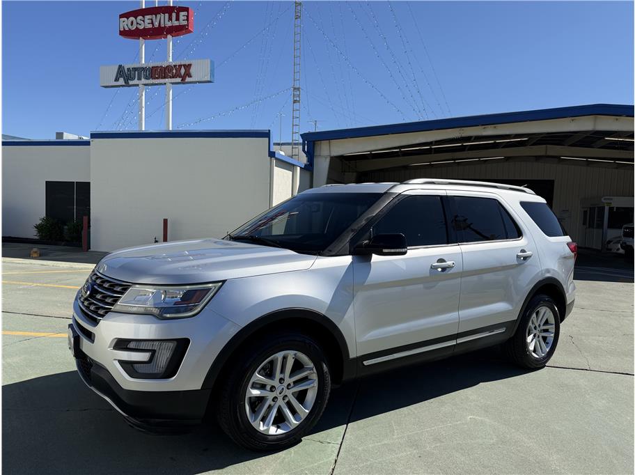 2017 Ford Explorer XLT Image 2 of 30