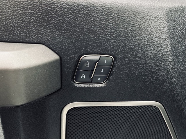 Vehicle image 22 of 40