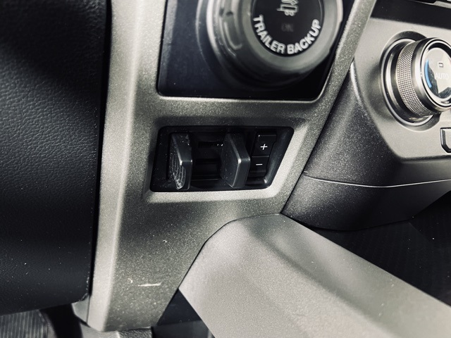 Vehicle image 33 of 40