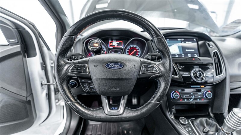Vehicle image 27 of 33