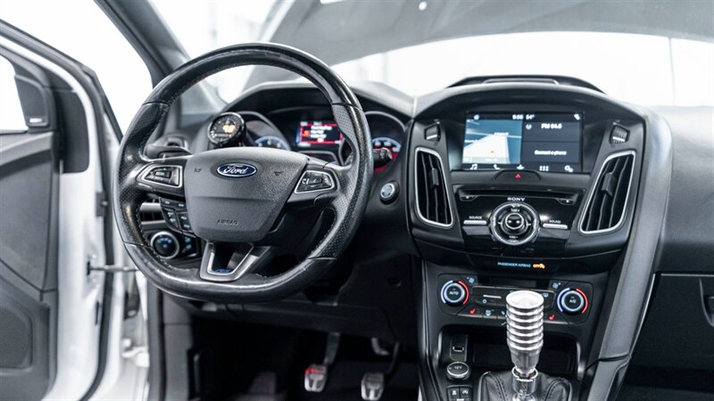 Vehicle image 22 of 33