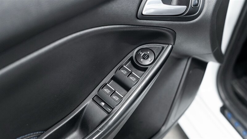 Vehicle image 26 of 33