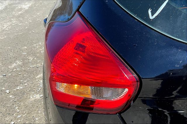 Vehicle image 28 of 32