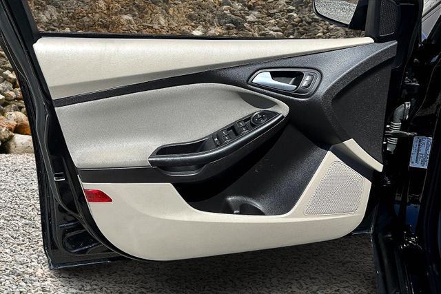 Vehicle image 21 of 32