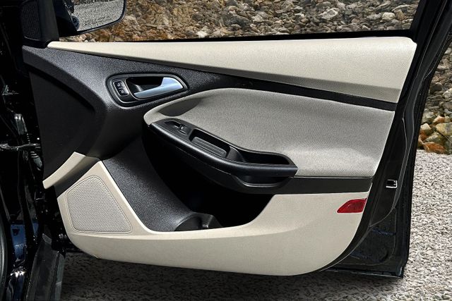 Vehicle image 22 of 32