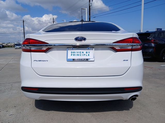 2017 Ford Fusion SE Image 4 of 27