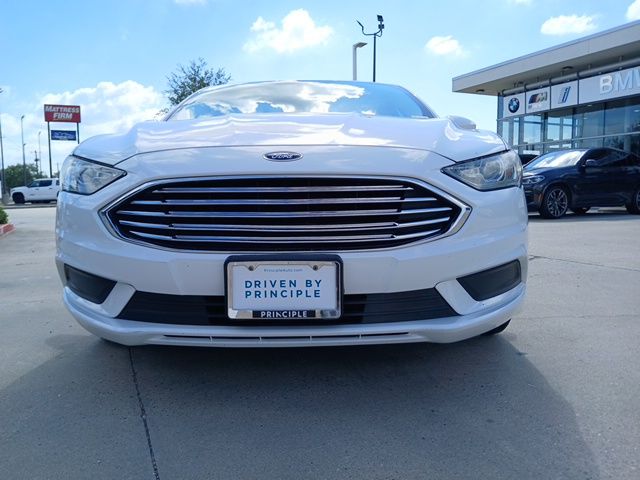 2017 Ford Fusion SE Image 2 of 27