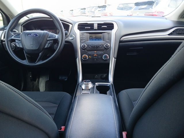 2017 Ford Fusion SE Image 12 of 27