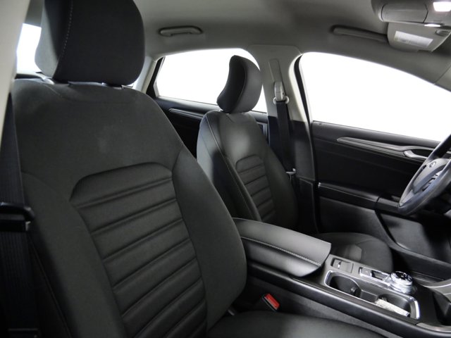 2017 Ford Fusion SE Image 12 of 27