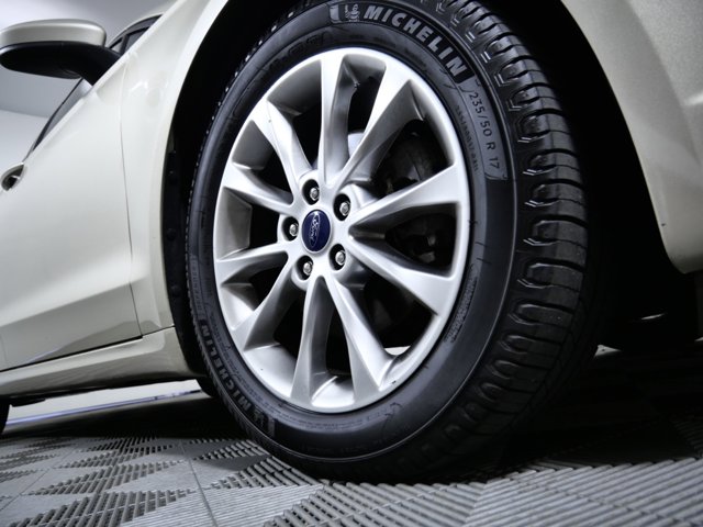 2017 Ford Fusion SE Image 2 of 27