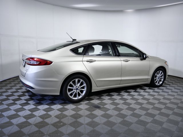 2017 Ford Fusion SE Image 8 of 27