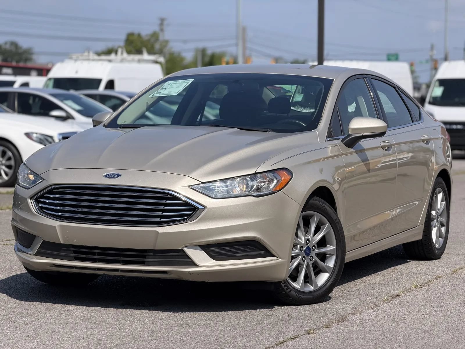 2017 Ford Fusion SE Image 2 of 24